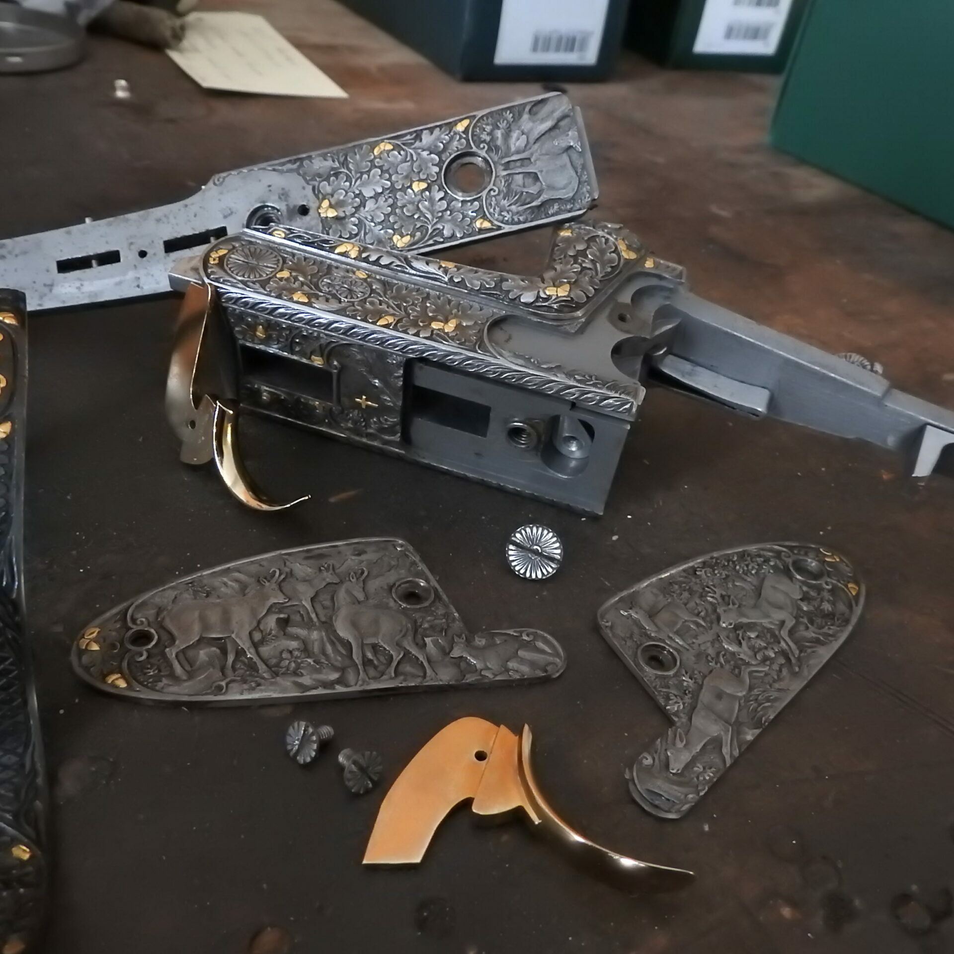 pongauer-jagdstube-stjohann-pongau-restauration zerlegtes Büchsengewehr