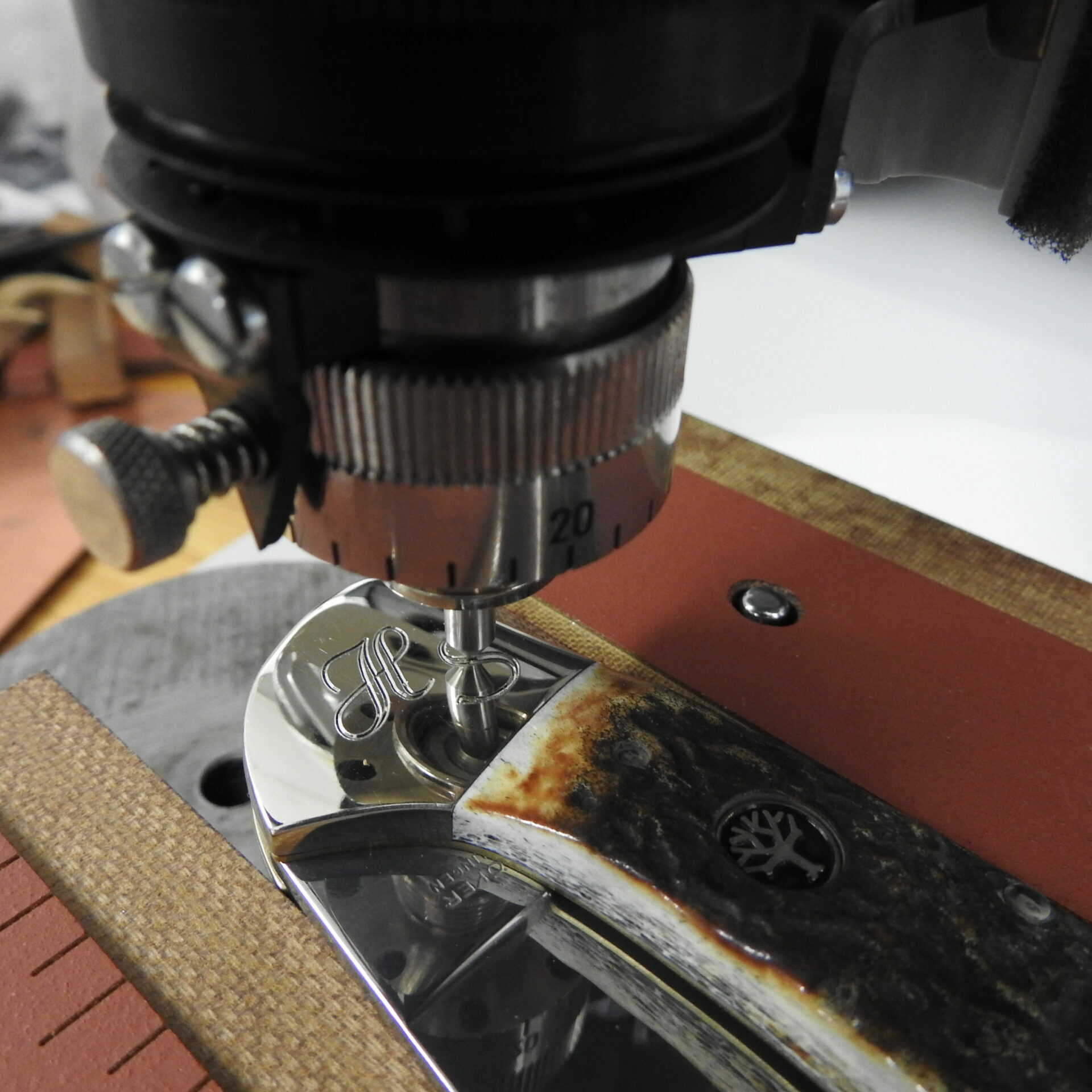 pongauer-jagdstube-stjohann-pongau-laserundmaschinengravur Gravur einer Initialen in ein Klappmesser